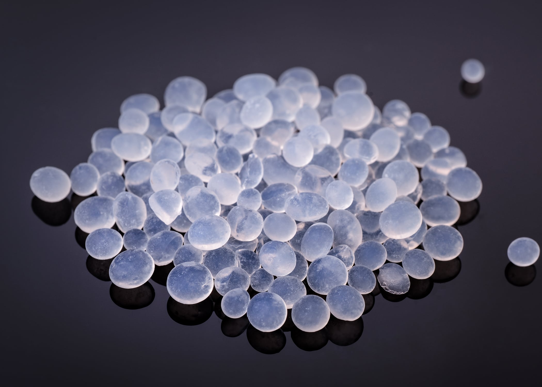 Clear, bulk silica gel desiccant