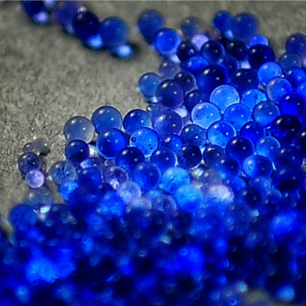 A cluster of blue indicating silica gel.